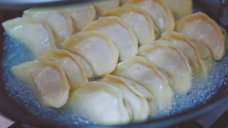 鮮蝦鍋貼,鍋貼入鍋 倒入冷油加熱油煎 加入少許水蓋上鍋蓋悶熟