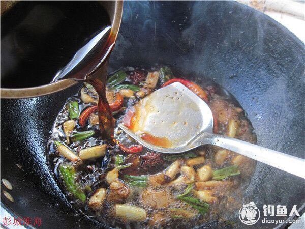 #舌尖上的鱼宴之五香糟鱼,有个故事#,然后兑水制好汤汁倒入炒好的香料锅里熬汁