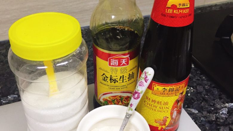 懒人版榄角蒸五花肉,生抽、蚝油、白糖、生粉各取少许备用
