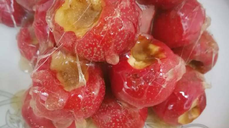 冰糖葫芦,就可以把糖液淋到山楂上面！要快不然糖液会变硬
