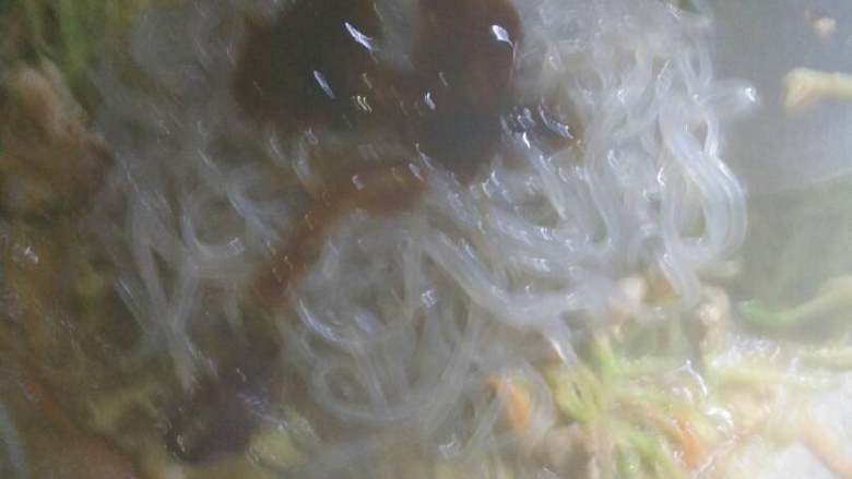 酸萝卜炒粉+#有个故事#,再把粉条放里,粉条上面倒点酱油耗油