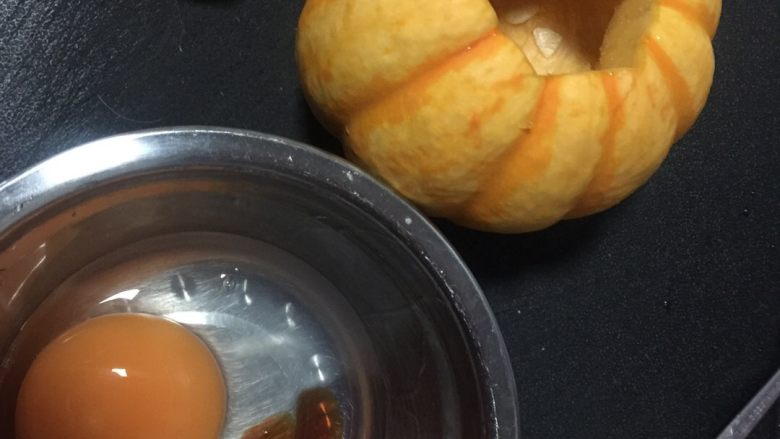 小南瓜蛋蛋,蛋加少许生抽和茶油
