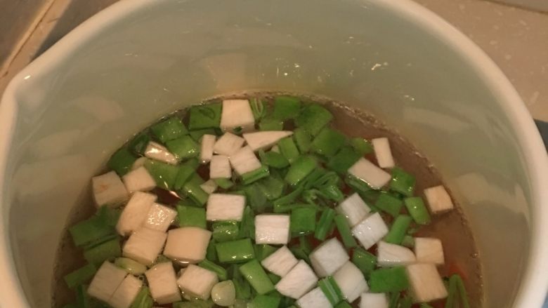 “假装米其林”牛排家庭套餐,将胡萝卜、鸡腿菇、荷兰豆、西兰花按顺序放入热开水中煮半熟,沥干。