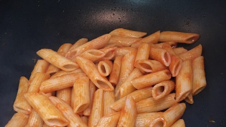 “假装米其林”牛排家庭套餐,锅烧热放入适量油,倒入通心粉,翻炒片刻后倒入<a style='color:red;display:inline-block;' href='/shicai/ 699'>番茄酱</a>,加两勺水煮两分钟