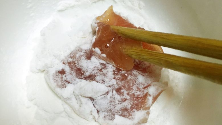 ❥糖醋里脊🍣,把腌制好的里脊肉放入淀粉里摸均匀