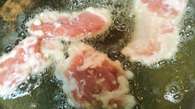 ❥糖醋里脊🍣,锅里放好油里脊肉小火炸至金黄