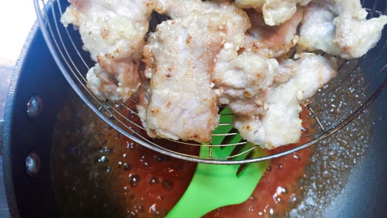 ❥糖醋里脊🍣,放入里脊翻炒均匀