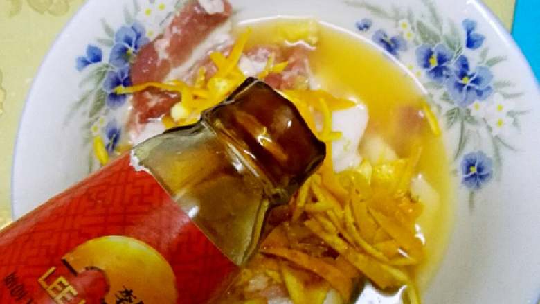 #年夜饭#橙香煎五花肉,依次放入盐、白糖、生抽、蚝油、橄榄油搅拌均匀,腌制一小时以上