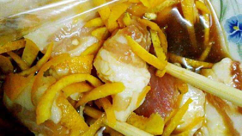 #年夜饭#橙香煎五花肉,腌制的途中,取出来拌下,这样更入味哦