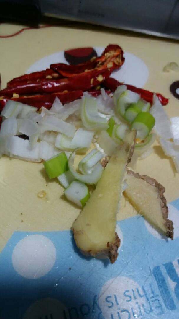 “辣炒油麦菜”绅士私房菜,准备好朝天椒,葱,姜片