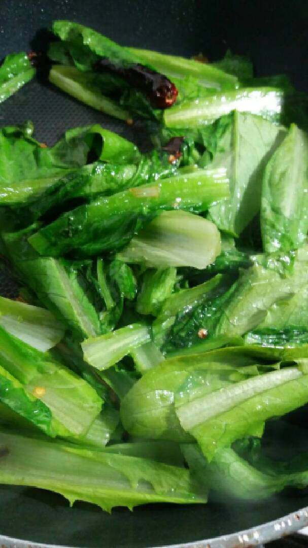 “辣炒油麦菜”绅士私房菜,放入油麦菜大火翻炒至断生加入少量盐 ,味精调味后即可出锅。