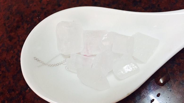 红枣桃胶皂角米,放入1L的水用砂锅煮半小时 加入<a style='color:red;display:inline-block;' href='/shicai/ 866'>冰糖</a> 煮5分钟即可
