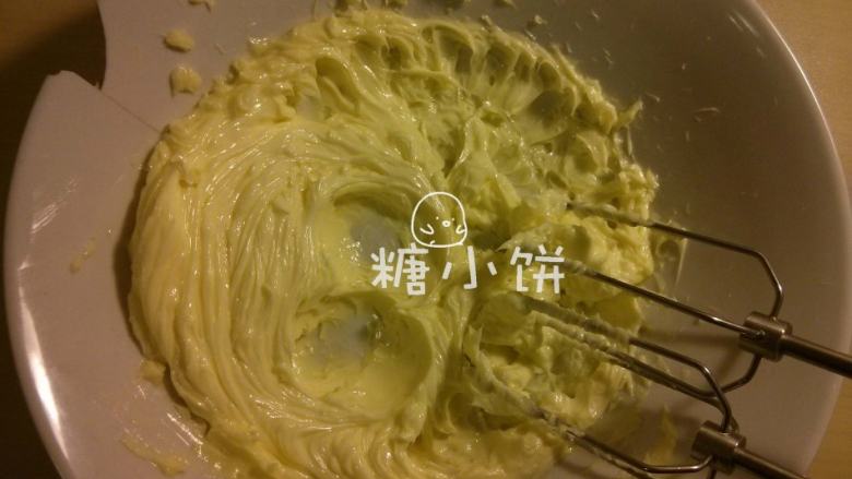 伯爵奶茶芝士蛋糕,第二部分:制作饼干底。
无盐黄油110G室温软化后打发至颜色泛白呈蓬松羽毛状。