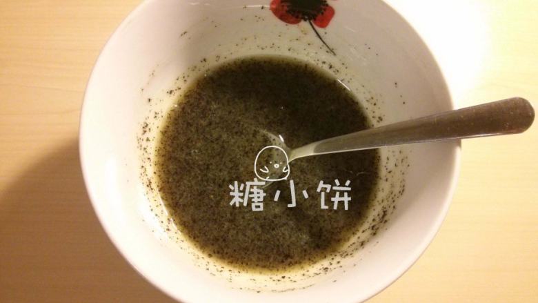 伯爵奶茶芝士蛋糕,牛奶27.5G加盐1.3G、糖55G和伯爵茶碎1.5G拌匀,微波炉叮十几秒加热牛奶糖液让糖融化,放凉备用。