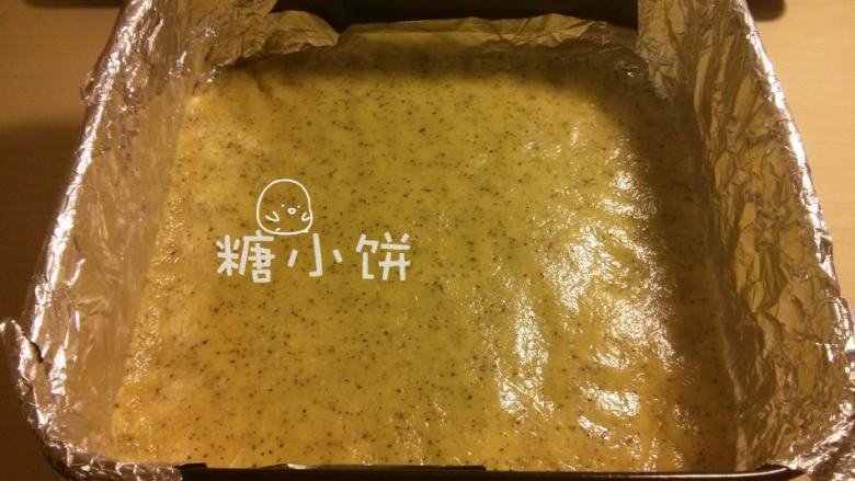 伯爵奶茶芝士蛋糕,加入35G<a style='color:red;display:inline-block;' href='/shicai/ 113461'>杏仁粉</a>和提前过筛过一次的130G低粉拌至无干粉状态, 压入20x20cm的方形模具中,送入冰箱冷藏备用。