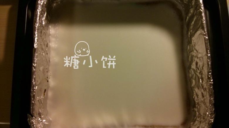 伯爵奶茶芝士蛋糕,过滤好的布丁液倒在步骤12烤好的芝士蛋糕上,室温自然冷却后再送入冰箱冷藏一夜,第二天取出切块即可。