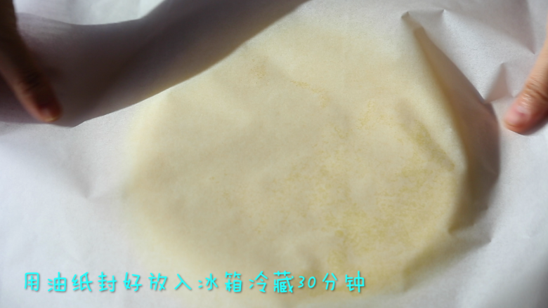 水果班戟,所有的饼皮都煎好后,用油纸包好,放入冰箱冷藏30分钟。