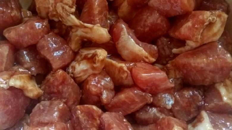 高力肉,将肉洗干净后切成大概一厘米的肉丁，然后放<a style='color:red;display:inline-block;' href='/shicai/ 718'>料酒</a>，<a style='color:red;display:inline-block;' href='/shicai/ 692'>酱油</a>，盐，生<a style='color:red;display:inline-block;' href='/shicai/ 37'>姜</a>腌制20分钟