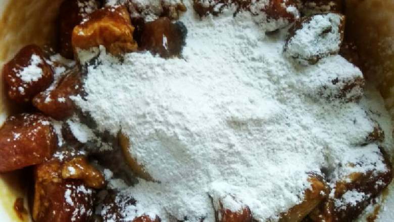 高力肉,加入<a style='color:red;display:inline-block;' href='/shicai/ 3777'>红薯淀粉</a>凉拌均匀