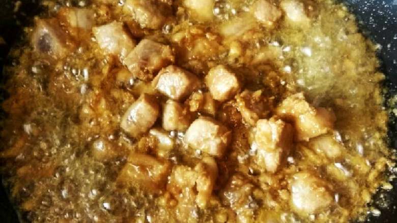 高力肉,给锅中加油，待八成熟开始下肉，待肉炸黄上色后捞出来