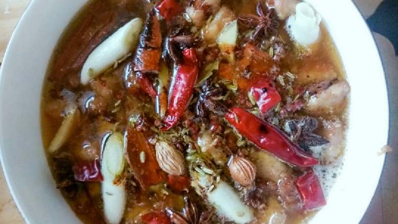 高力肉,给炸好的肉丁加入高汤，然后放入料酒，盐，<a style='color:red;display:inline-block;' href='/shicai/ 756'>鸡精</a>，葱段，姜片，<a style='color:red;display:inline-block;' href='/shicai/ 695'>八角</a>，<a style='color:red;display:inline-block;' href='/shicai/ 3749'>小茴香</a>，<a style='color:red;display:inline-block;' href='/shicai/ 86474'>干辣椒</a>，<a style='color:red;display:inline-block;' href='/shicai/ 700'>花椒</a>，草果，<a style='color:red;display:inline-block;' href='/shicai/ 710'>桂皮</a>，香叶等，可根据自己口味相应的增减