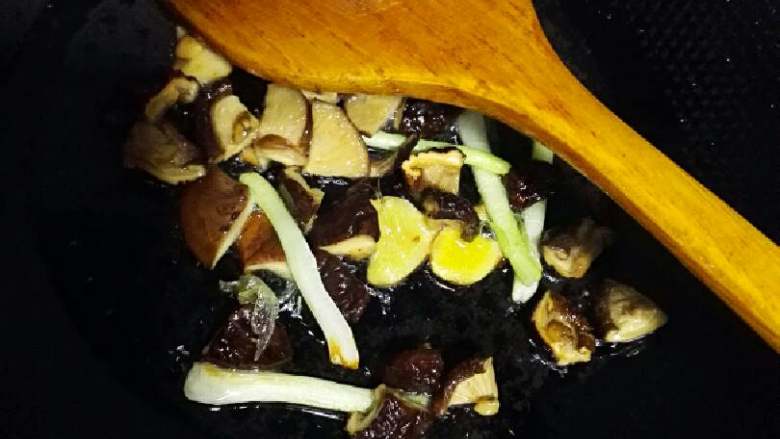 牛排骨土豆焖饭+#食材土豆#,开小火下油,放入葱头,姜片炒至出香味,再放入香菇丝(丁)翻炒,