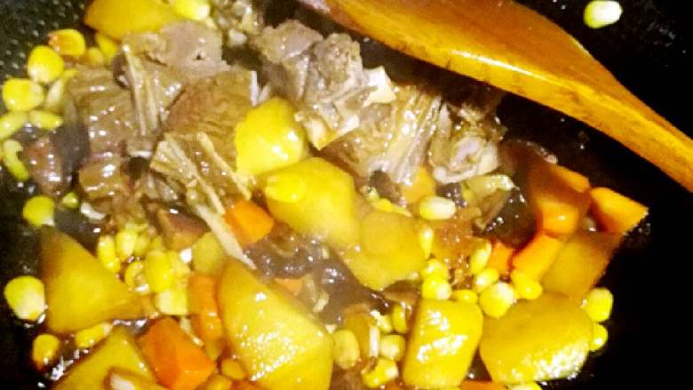 牛排骨土豆焖饭+#食材土豆#,最后放入牛排骨翻炒