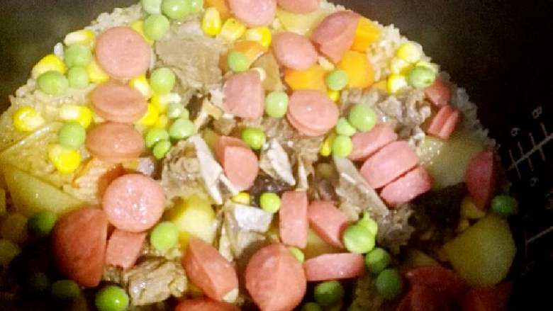 牛排骨土豆焖饭+#食材土豆#,继续煮到熟为止,跳保温再焖会儿