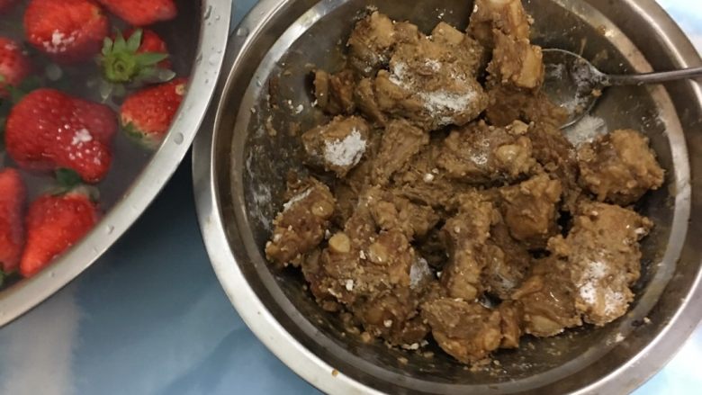麻辣香锅,加入淀粉拌匀。