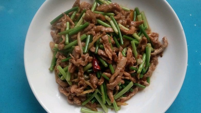 蒜台炒肉丝, 把炒好的蒜台炒肉装盘