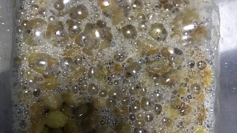 梦幻芝士软欧,制作葡萄液种：<a style='color:red;display:inline-block;' href='/shicai/ 603'>葡萄干</a>洗净，放入<a style='color:red;display:inline-block;' href='/shicai/ 156925'><a style='color:red;display:inline-block;' href='/shicai/ 156925'><a style='color:red;display:inline-block;' href='/shicai/ 156925'>水</a></a></a>，<a style='color:red;display:inline-block;' href='/shicai/ 10588'><a style='color:red;display:inline-block;' href='/shicai/ 10588'><a style='color:red;display:inline-block;' href='/shicai/ 10588'>糖</a></a></a>密封72小时，室温25度左右