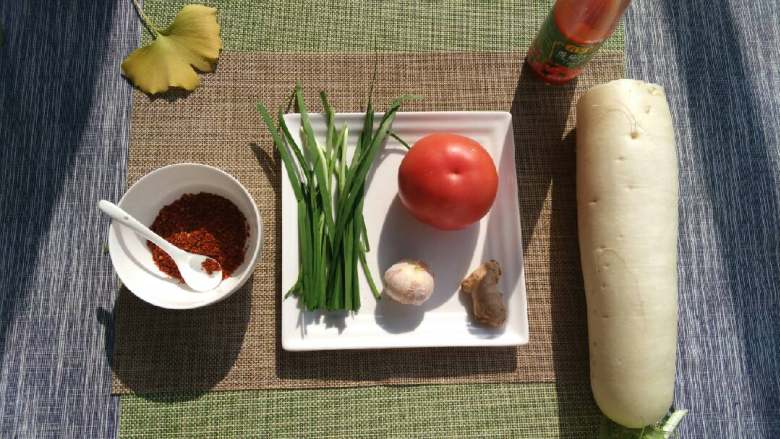 自制韩国泡菜 じかせいかんごくキムチ,1.把白菜洗净沥干后,从头部平均切成四小块(根据自己的需要决定切多少颗)
2.在白菜的每一片叶子上面抹上粗盐,放入某器血或袋子第二天取出
3.用较重的物体或石头压干白菜里面的水分(量少手沥干)
4.在每一片白菜上面抹上腌制辣白菜的酱(大超市有卖,也可自制)
5.放置密封盒、罐子等器血。恒温阴凉处放置第二天后,放入冰箱待使用