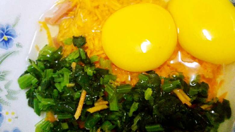 蔬菜鸡蛋饼+#春意绿#,所有食材放入大碗中,打入<a style='color:red;display:inline-block;' href='/shicai/ 9'>鸡蛋</a>,搅拌均匀