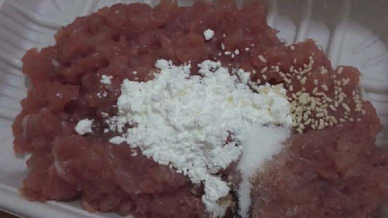 红枣瘦肉粥,<a style='color:red;display:inline-block;' href='/shicai/ 429'>瘦肉</a>剁碎加盐,鸡精,生粉拌勻