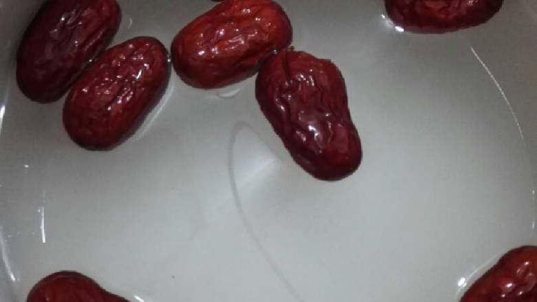 红枣瘦肉粥,红枣和<a style='color:red;display:inline-block;' href='/shicai/ 492'>大米</a>凉水泡一个小时