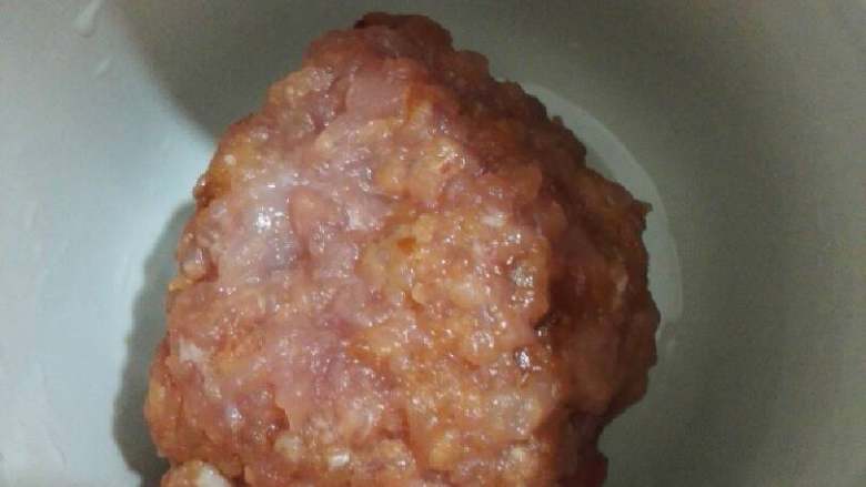 红枣瘦肉粥,把拌好的瘦肉放容器里,先煲大米和红枣,煲熟后加点盐和姜片,再把腌好的瘦肉加入盅内,继续炖半小时即可