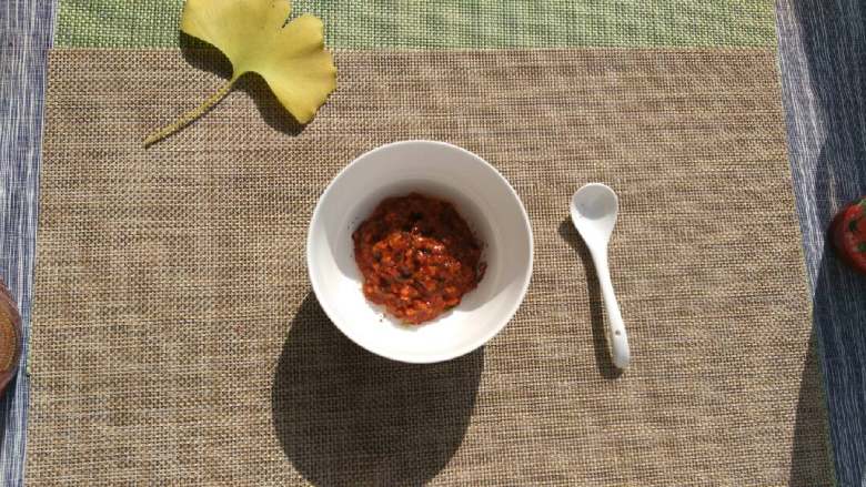 自制韩国泡菜 じかせいかんごくキムチ,加入辣酱粉和西红柿酱的样子,然后可以抹到白菜上面了。(第一次发内容不够全面,图片也没有拍够; 但是重点部分都在)