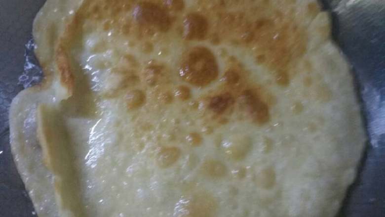 香死人卷饼+#有个故事#,因为饼是两层的，烙好揭开一层一层卷菜吃，一层饼是外面酥的里面软的，卷菜不会断又酥酥的。
