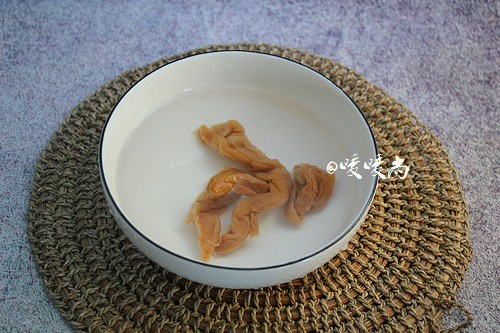 菜脯蛋,萝卜干冲洗一下,用冷水浸泡30分钟,去除盐渍物特有的酸味和降低咸度。