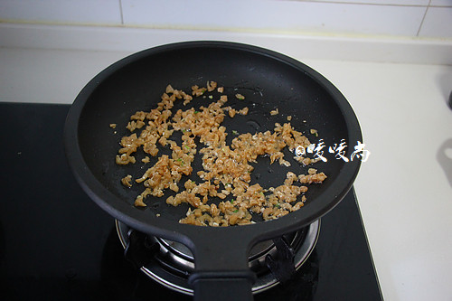 菜脯蛋,平底锅内放适量的花生油(油可以适量多一些,鸡蛋比较喜油),下切好的萝卜干丁煸炒出香气。