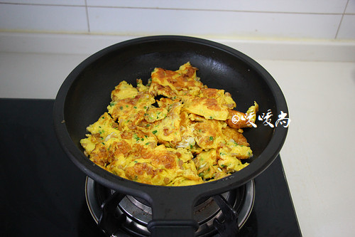 菜脯蛋,待两面都煎至金黄色后用锅铲将鸡蛋铲散成块状,继续中小火煎至表皮微微有点焦黄关火。