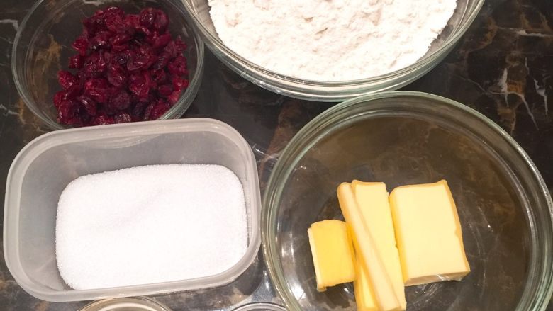 蔓越莓面包,所以材料备好，蔓越莓提前用水泡20分钟控干备用