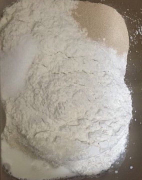 蔓越莓面包,除了<a style='color:red;display:inline-block;' href='/shicai/ 887'>黄油</a>其他主料放入面包机和里，和面功能30分钟