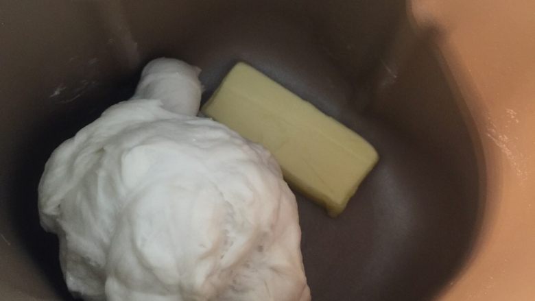 蔓越莓面包,把黄油加进去继续和面20分钟