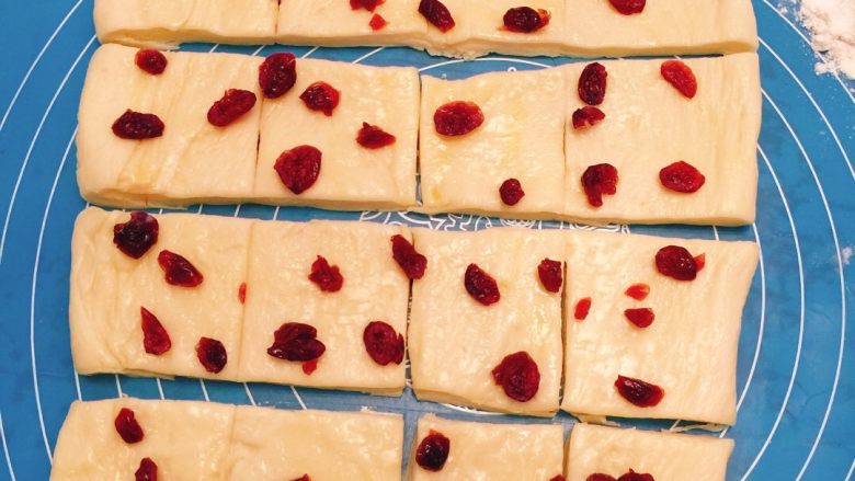 蔓越莓面包,把面饼切成粗段