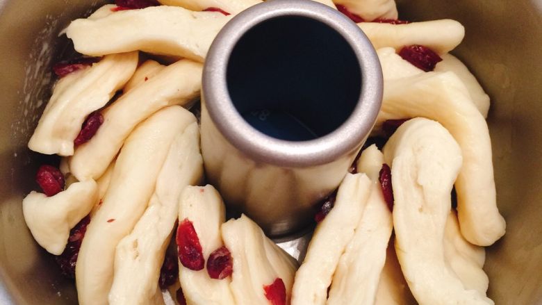 蔓越莓面包,竖着排放在中空的模具中