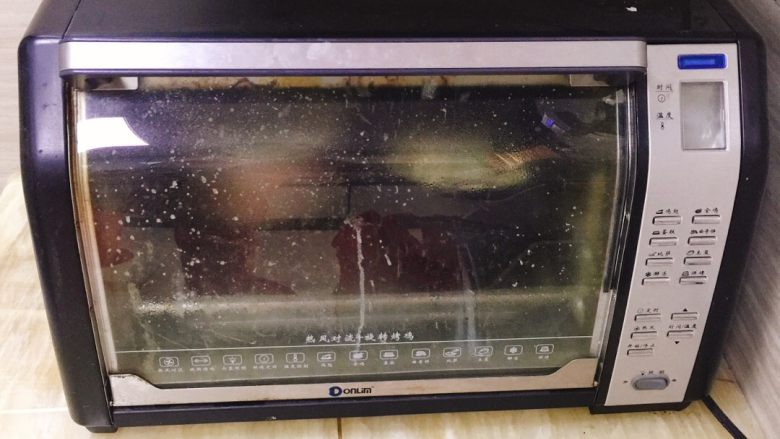 蔓越莓面包,烤箱不通电，放入一盘热水，把排好的面团放入烤箱中二次发酵一小时