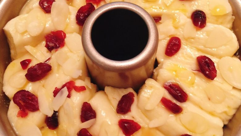 蔓越莓面包,涂抹上剩下的混合酱和撒上<a style='color:red;display:inline-block;' href='/shicai/ 109174'>蔓越莓干</a>，烤箱预热180度烤制30分钟