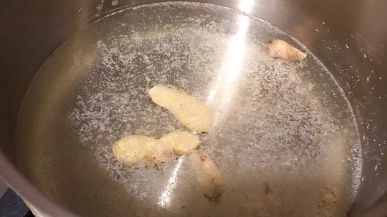 卤鸭舌,烧一锅开水
里面到一点点料酒
一点点米醋
放几片姜片
撒一些白胡椒粉