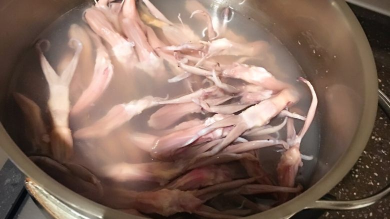 卤鸭舌,水开后 倒入鸭舌 汆烫1-2分钟
这个步骤是为了去腥(鸭舌骚味挺重)